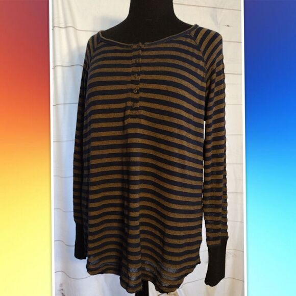 Very J Light Weight Hi Low Hemline Sweater Size Medium. Color Is Navy Blue And T - Picture 1 of 4